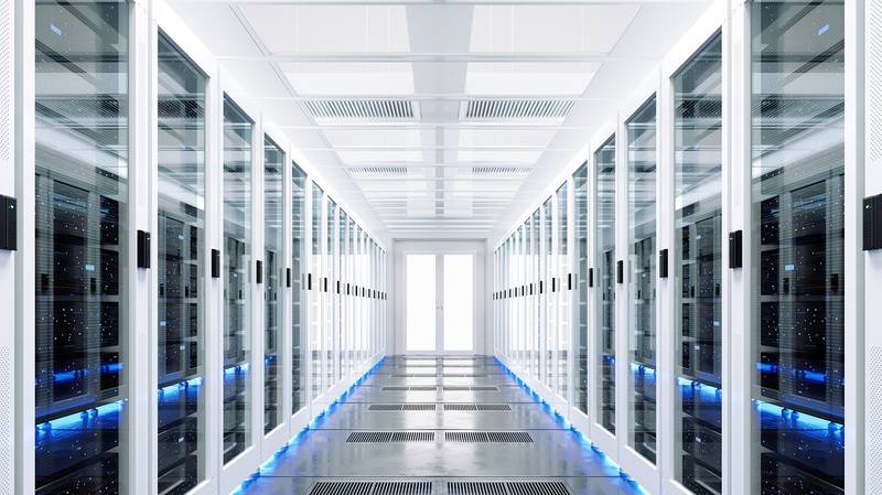Modernes Rechenzentrum mit Serverracks und LED-Beleuchtung – Blick in einen hochsicheren Serverraum
